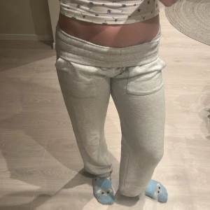 Grå mjukisbyxor från 157 - Säljer ett par bekväma grå mjukisbyxor från 157 i storlek XS. Byxorna har en elastisk midja och praktiska fickor framtill. Perfekta för en avslappnad stil hemma eller på språng. Väldigt använda och är lite noppriga skriv för fler bilder 