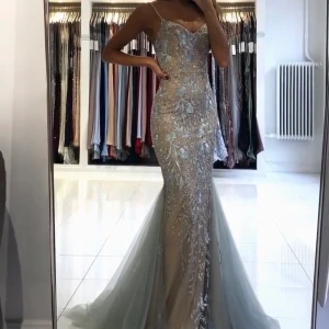 Balklänning - Säljer min balklänning ifrån Dressroomlinne, Storlek 34/36. Använd en gång på min bal förra året. 