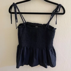 Topp  - En topp från SHEIN andvänd några gånger men inte så att de syns 