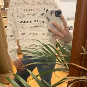 Vit stickad tröja - Säljer en cool vit stickad tröja som är perfekt till sommaren! Jättebra att ha om man vill ha något över sin bikini eller gillar att lagra❤️Lite sliten längs nacken men syns knappast!! Är öppen för frågor och prisförslag annars klicka köp nu🤗❣️