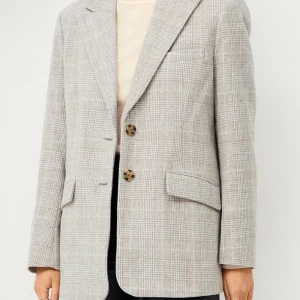  Twist & Tango ’Betina’ Blazer  - Klassisk kavaj i ullmix från Twist & Tango med ett stilrent rutmönster i grå/beige (greige).         Perfekt vår&höst-kavaj! Enkelknäppt, två fickor framtill, en innerficka och slits bak. Prickigt, glansigt innefoder. 80% polyester  20% återvunnen ull  Storlek 34  Endast använd en kort stund under en vigsel, dvs som ny. Nypris 2999;-
