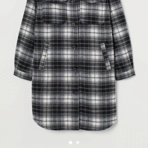 Svartvit rutig overshirt från Divided - Säljer en snygg svartvit rutig overshirt från Divided. Den har långa ärmar och knappar framtill. Perfekt för lager-på-lager-stil och att hålla sig varm under kyliga dagar. Storlek Xs