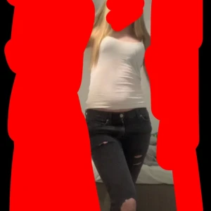 hål jeans - Snygga svarta/gråa hål jeans. Är 163cm lång och passar perfekt! storleken är 34