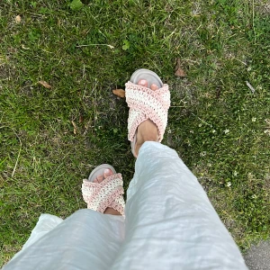 Inuikii tofflor - Rosa/vita inuikii tofflor i storlek 37. Använda ett fåtal gånger. Köpt för 2000kr