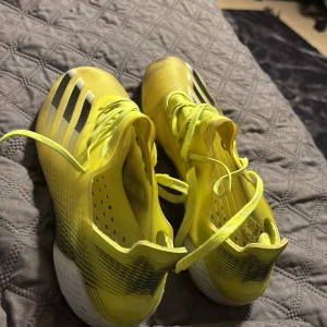 Fotbollskor - Dåligt skick men fina skor som ja använt ganska mycket förut men blev för småa som ja ändå vill bli av med