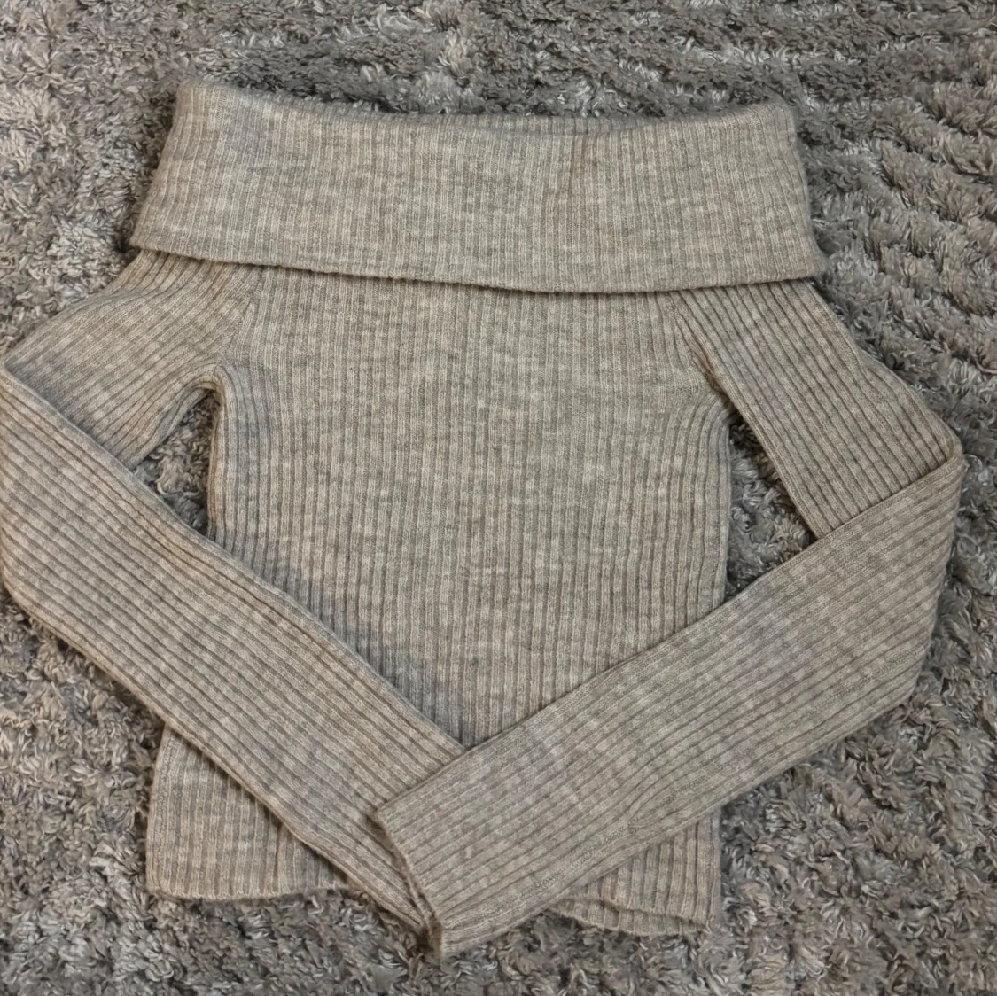Beige ribbad offshoulder tröja från H&M