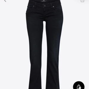 Svarta bootcut jeans från ltb  - Snygga svarta bootcut jeans från Ltb med klassisk femficksdesign och knappgylf. Perfekta för en stilren look !har klippt av dom lite då dom va för långa!