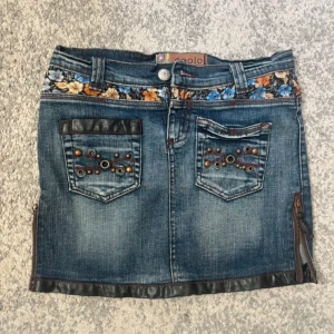 Jeanskjol med blommigt band Deploy XS - Använt en gång, i mycket bra skick!