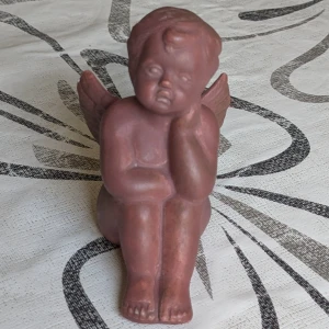 Ängel  - En jätte fin brun keramikfigur av en sittande ängel med vingar. Figuren har ett hål undertill och är avsedd som prydnad.