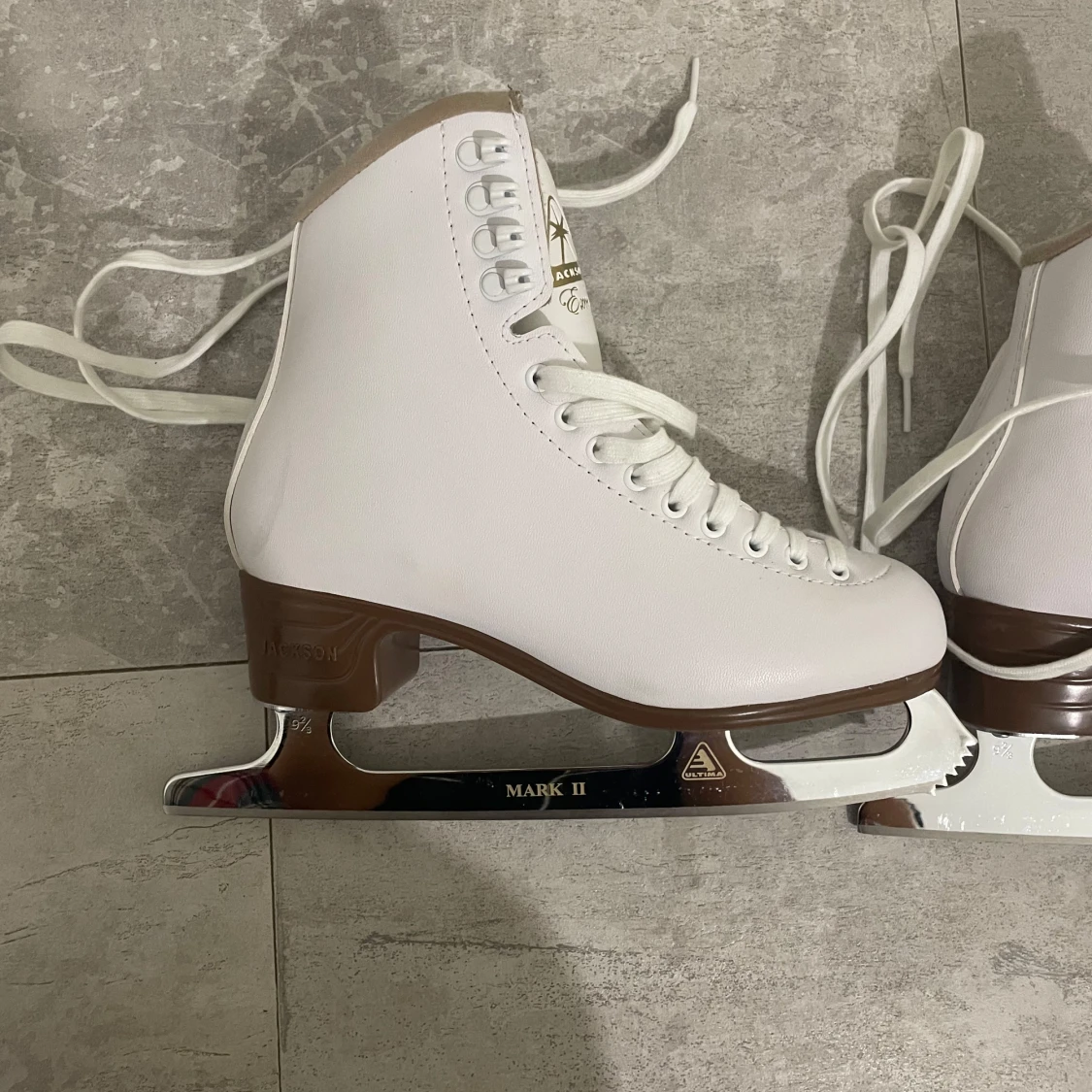 Vita konståkningsskridskor Jackson