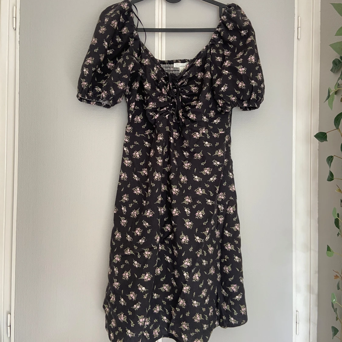 Svart blommig kortklänning från H&M - 2