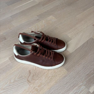 Gant sneakers i mycket fint skick, använda 2-3 ggr - Gant sneakers i skinn i kanonskick, har använt dem 2-3 ggr. Färg brun/cignac. Inköpta på Johnells, nypris 1900 kr. Storlek 42..