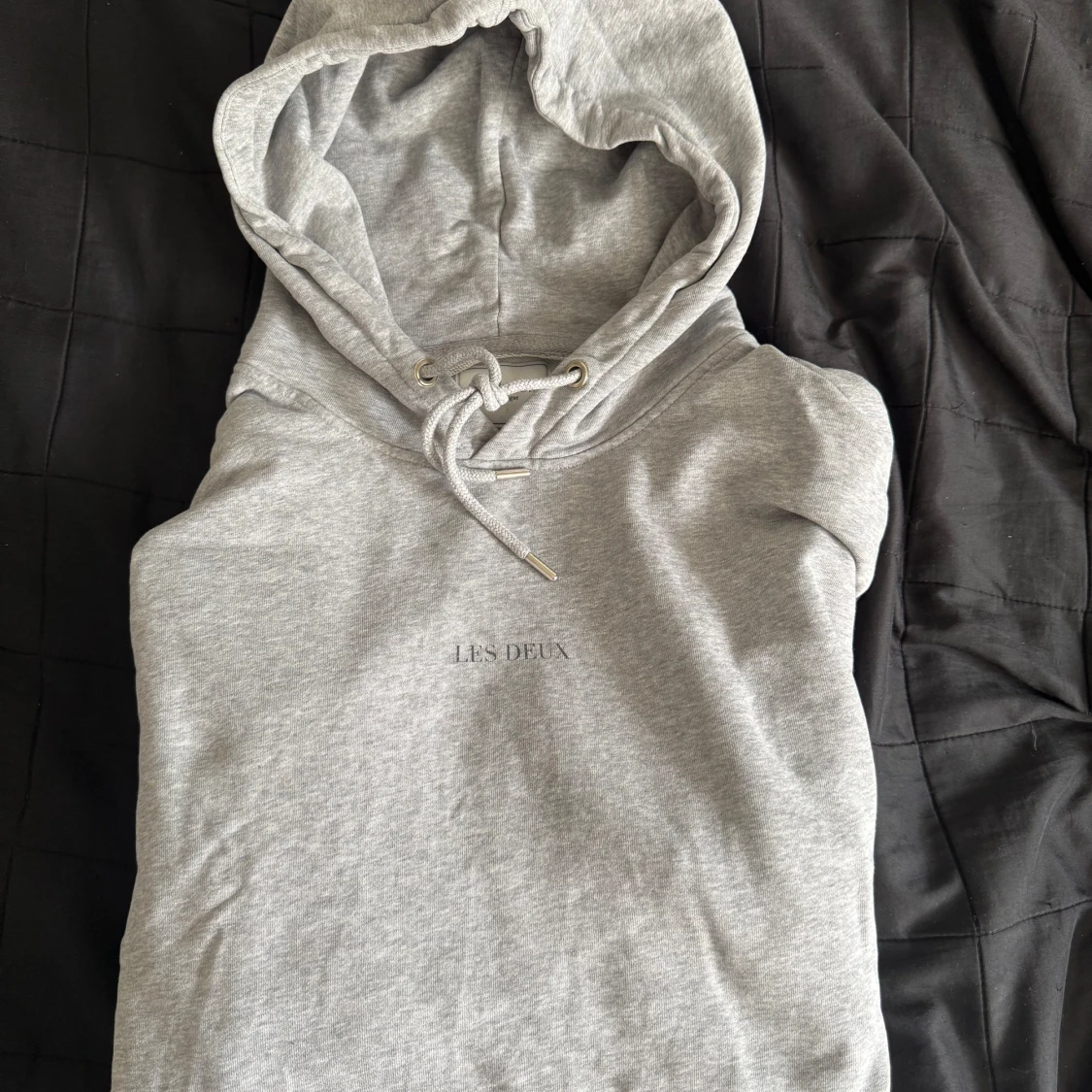 Grå hoodie från Les Deux