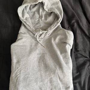 Grå hoodie från Les Deux - XL i storlek men passar även folk i L som gillar något pösigt. Är personligen L och den sitter bra på mig.