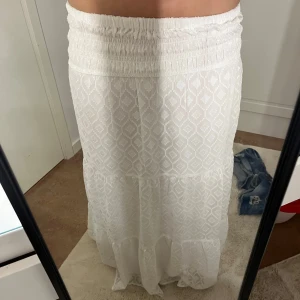 Vit långkjol med mönster - Säljer denna superfina långkjolen ifrån Gina Young i storlek 170 då den inte kommer till användning av mig!💓💓 fint skick och tvättas innan jag postar!🤗💓