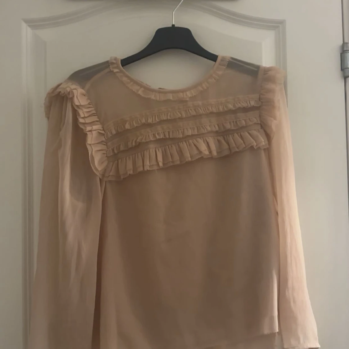 Beige blus med volangdetaljer - 1