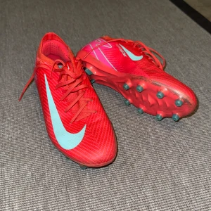Nike Mercurial Vapor 16 PRO AG strl 42,5 - Jag har använt de i 4-5 gånger vilket syns lite men de har ändå en väldigt bra skick. Föredrar om köparen kan mötas centralt i Stockholm.