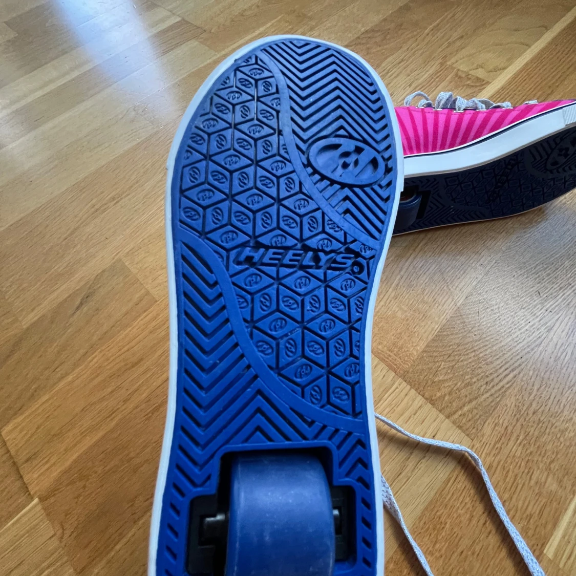 Heelys sneakers med hjul och mönster - 1