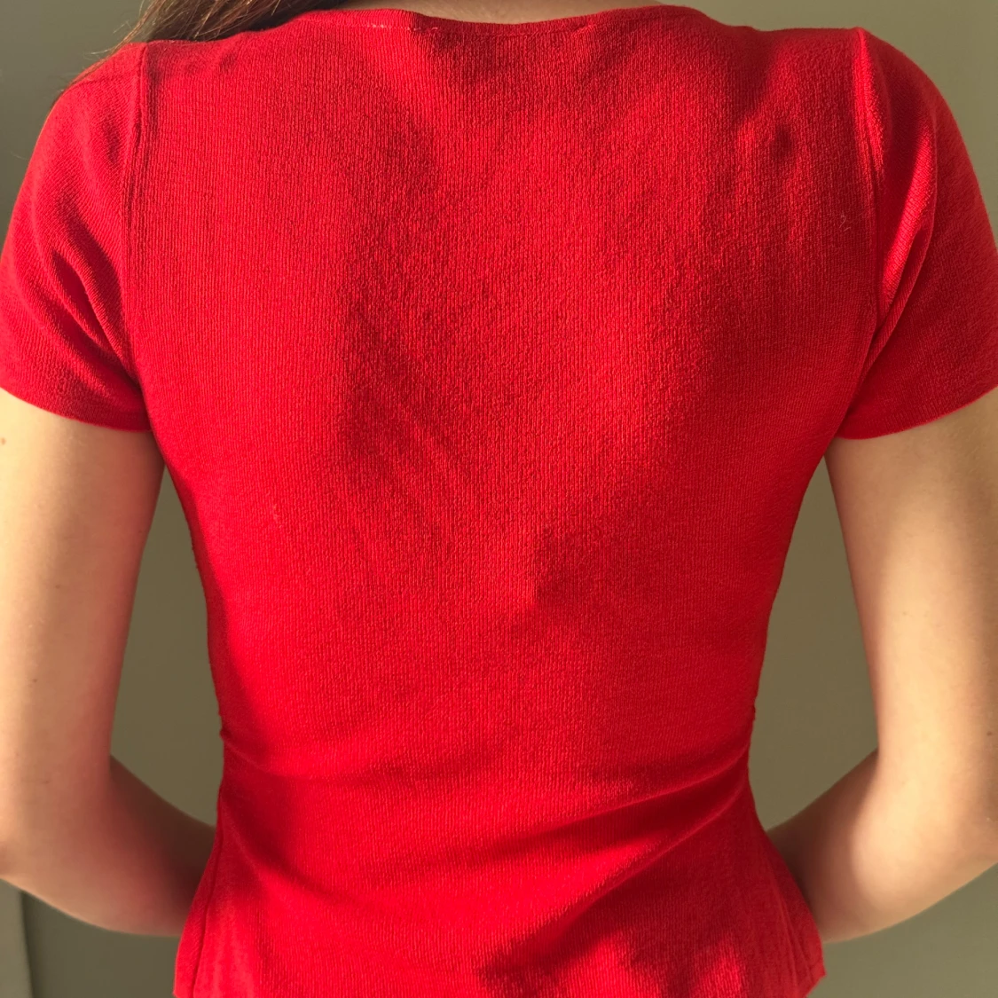 Röd topp med volang och knappar - 2