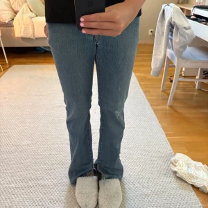 Levis 517 blå bootcut jeans W28 L32 - Säljer ett par klassiska Levis 517 jeans i blå tvätt med bootcut passform. Jeansen har normal midja och är tillverkade i 100% bomull. Perfekta för dig som gillar en tidlös look med lite utsvängda ben.