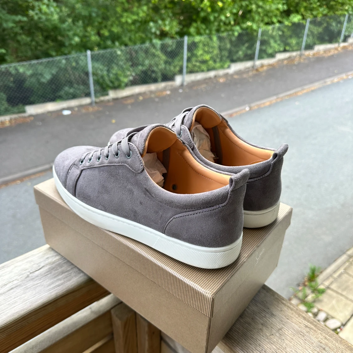 Grå mocka sneakers från Louboutin - 3