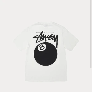 SÖKER!!!! vit Stüssy t-shirt med 8-ball print - SÖKER! skriv gärna ifall ni säljer en sån, kontakta mig så diskuterar vi pris.🥰