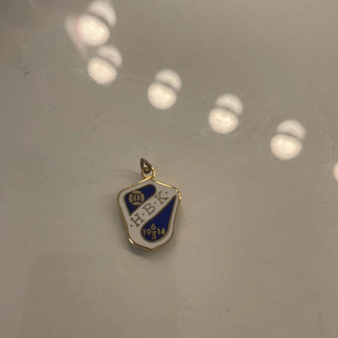 HBK halsbandshänge i blått och vitt