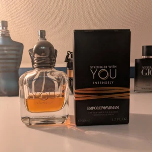 Stronger with you intensely 50ml - Ungefär 25ml kvar av 50, super fin doft i mycket bra skick och inget fel på parfymen, boxen har lite slitage men det är mycket litet.