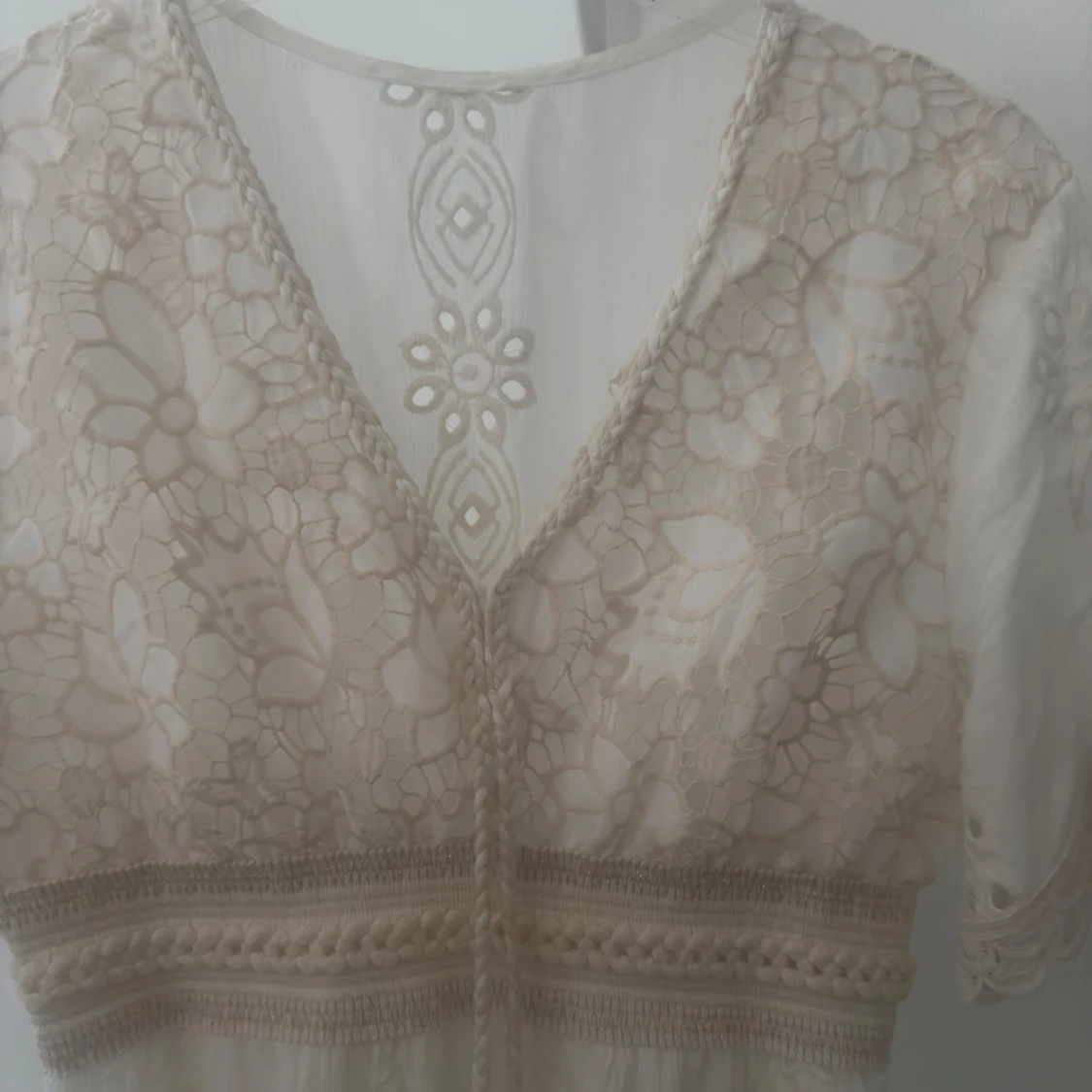 Cremefärgad,  med beige spets. Bohostil. - 1