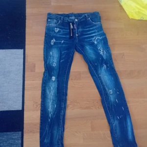 Säljer ett par DSQUNRED2 - Har bara använt dem 1/2 gånger och är nästa typ nya men tar gärna kontakt 