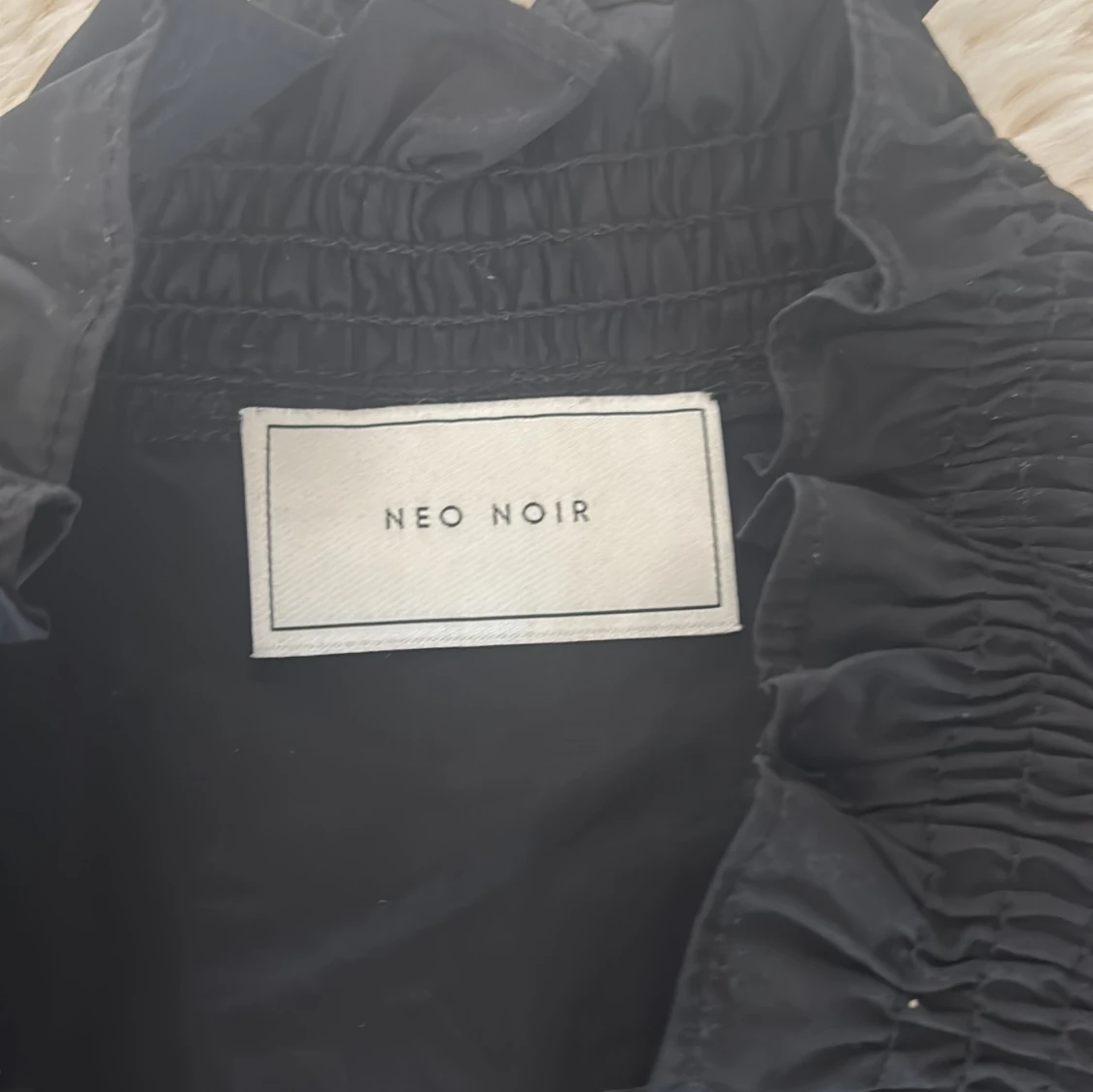 Svart blus med volang från Neo Noir - 1