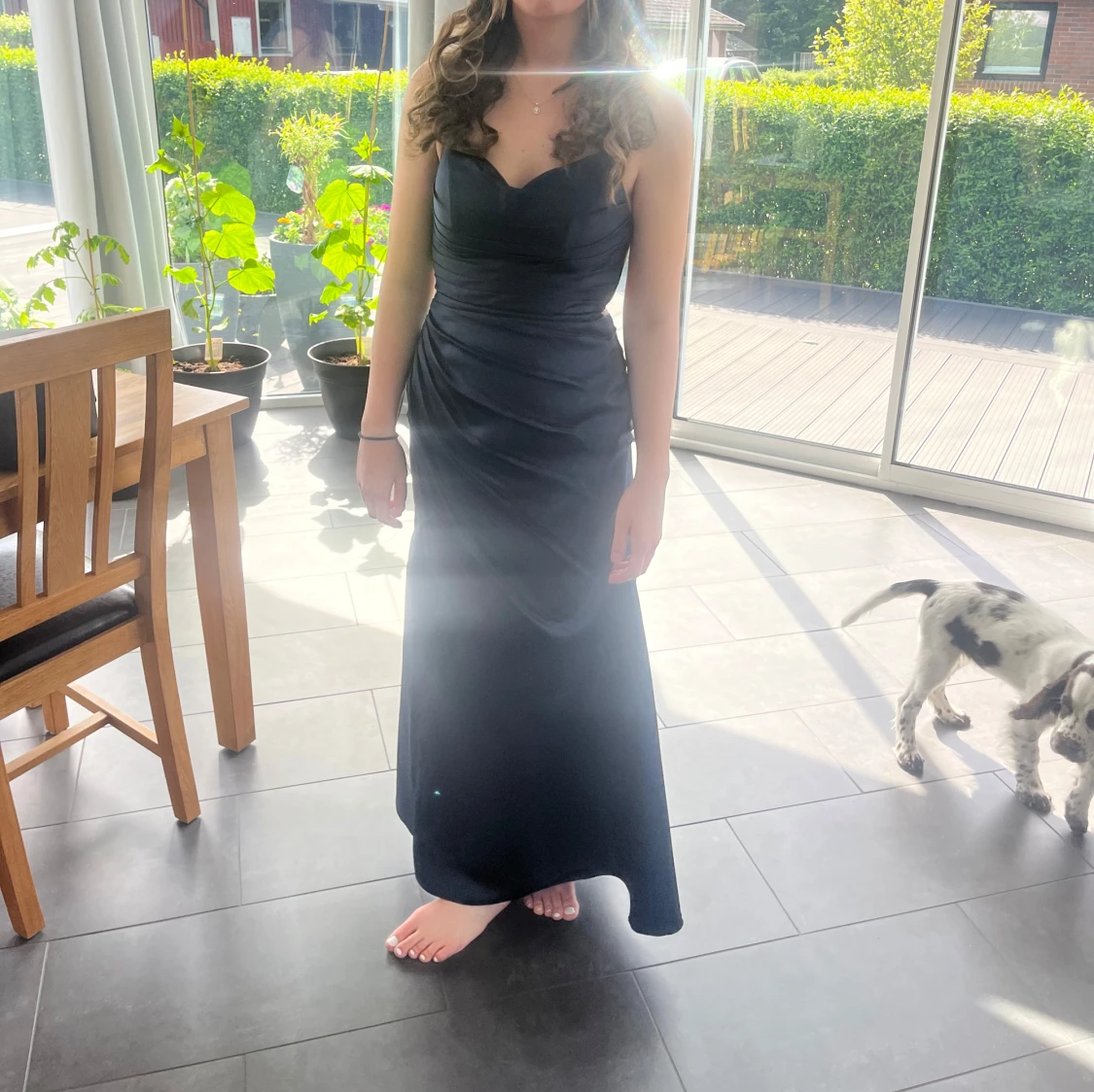 Mörkblå långklänning med öppen rygg