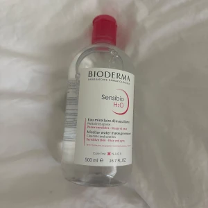 Bioderma Sensibio H2O micellärvatten - Bioderma Sensibio H2O micellärvatten i stor flaska på 500 ml. Perfekt för känslig hud, tar bort smink och rengör ansiktet skonsamt. Kommer i genomskinlig plastflaska med röd kork och vit etikett. Ny 
