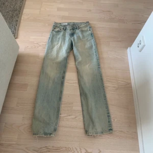 Ljusblå low wide jeans från Zara  - Säljer ett par ljusblå jeans från Zara i storlek 36. Jeansen har en rak passform med låg midja.