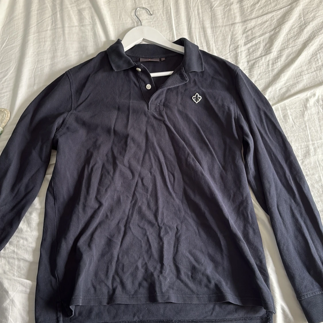 Mörkblå pikétröja från Morris