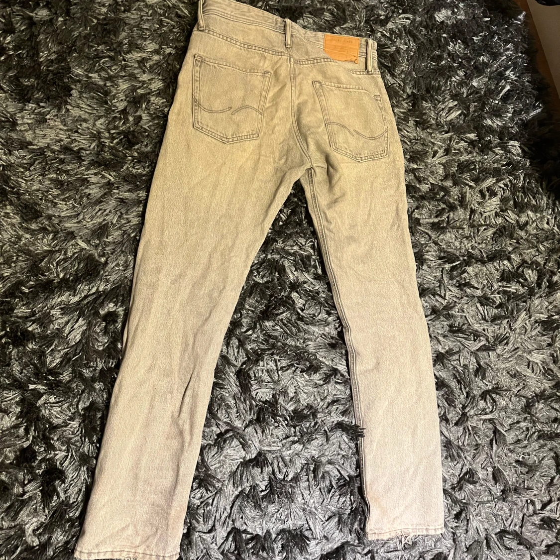 Grå jeans