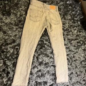 Grå jeans  - Grå jeans från Jack and Jones grå tvätt riktigt feta, dem är lite slitna men det ger en snygg loock! Storlek 28/32 men sitter mer som 30-31/32👖😀