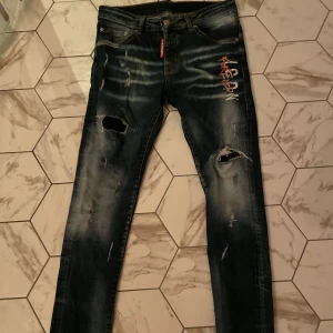 Dsquared jeans - Säljer ett par dsquared jeans med slitningar och hål på benen. De har en tvättad look och smal passform. Passar 28/30 passar även 32. Pris går att pruta!
