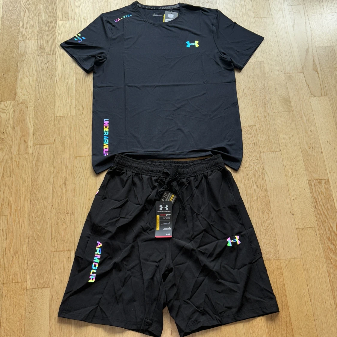 Svart Under Armour t-shirt med färgglada detaljer