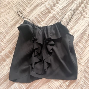 Svart volangig linnetopp - jätte fin topp perfekt till fest och till vardags, linne med volang 