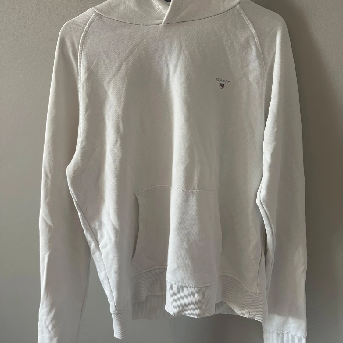 Vit hoodie från GANT med huva