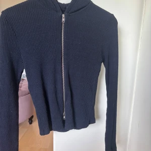 Marinblå ribbad hoodie från Gina Tricot - Marinblå  ribbad hoodie från Gina Tricot i storlek S. Säljer då den inte kommit till användning längre. Den är nopprig på vissa ställen men annars i fint skick💕💕