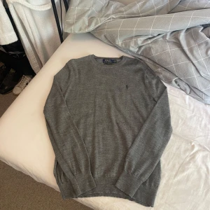 Ralph Lauren tröja  - Säljer en Ralph lauren tröja tillverkad av merino ull i väldigt bra skick. Tröjan är väldigt bekväm och är storlek M och sitter slim fit. Priset är diskuterbart vid snabb affär!