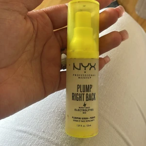 NYX Plump Right Back Primer - NYX Plump Right Back Primer är en ansiktsprimer med plumpande effekt och elektrolyter. Kommer i en genomskinlig plastflaska med gul pump och lock, 30 ml. Perfekt för att ge huden en fräsch och återfuktad känsla innan sminket. Mycket kvar!