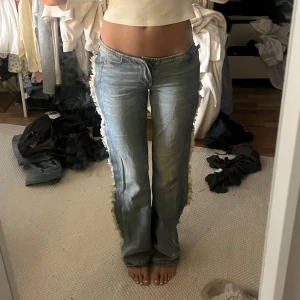 Nova skum bootcut frayed jeans - Säljer ett par ljusblå jeans från weekday fransade detaljer längs sidorna. Skitanygga kommer bara inte till använding