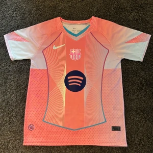 Fotbollströja barcelona 25/26 special edition - Tröjan är aldrig använd då den är för stor för mig och bara hängt i garderoben, tröjan är rosa med coola detaljer, replika och nyskick