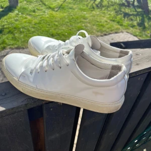 Vita sneakers från Acne Studios - Säljer ett par vita sneakers från Acne Studios! Helt ok skick, de är creasade där fram men ej smutsiga.
