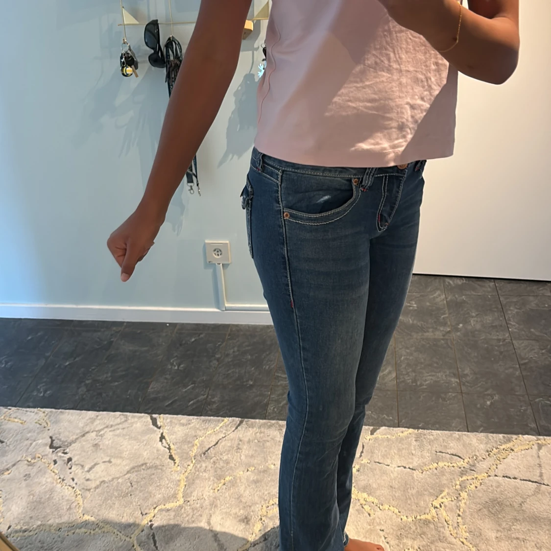 Detaljerade lågmidjade bootcut jeans - 3