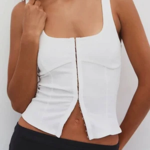 Korsett topp - Vit korsett topp från pull & bear i storlek S som inte längre säljs!