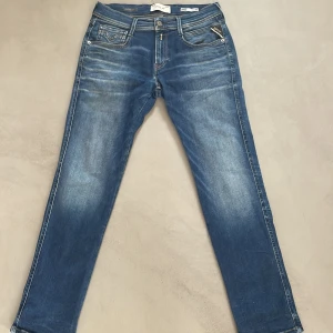 Replay Hyperflex Anbass jeans blå - Snygga blå Replay Hyperflex Anbass jeans med slim fit. Klassisk femficksmodell med lätt slitningar och stretchigt denimtyg för extra komfort. Märkespatch bak i midjan och diskreta detaljer på fickorna. Perfekta för dig som gillar en modern och stilren look. Fråga på!🤗//mvh reavult  2 små deffekter skriv dm om ni vill se🤗